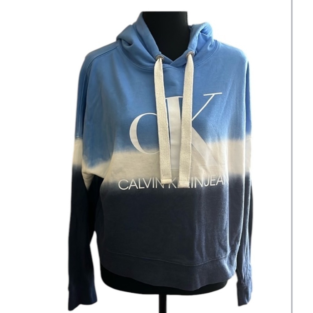 Calvin Klein Jeans
Cropped Tie-Dye Shades of Blues and White Hoodie Size M
